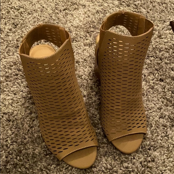 Steve Madden Shoes - Steve Madden Noisy Sandal Size 7
